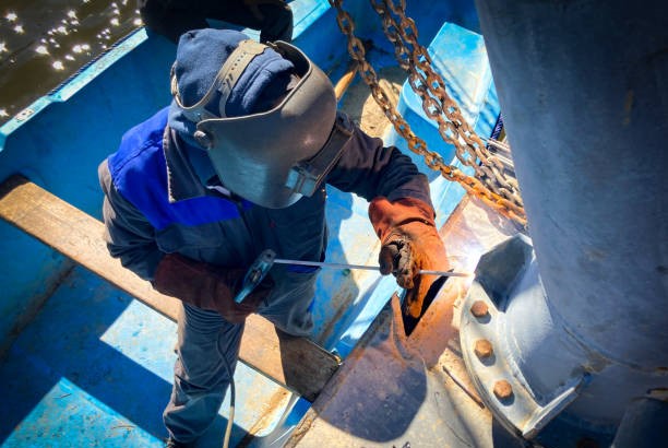 Professional ship welder welding pipeline in argelia